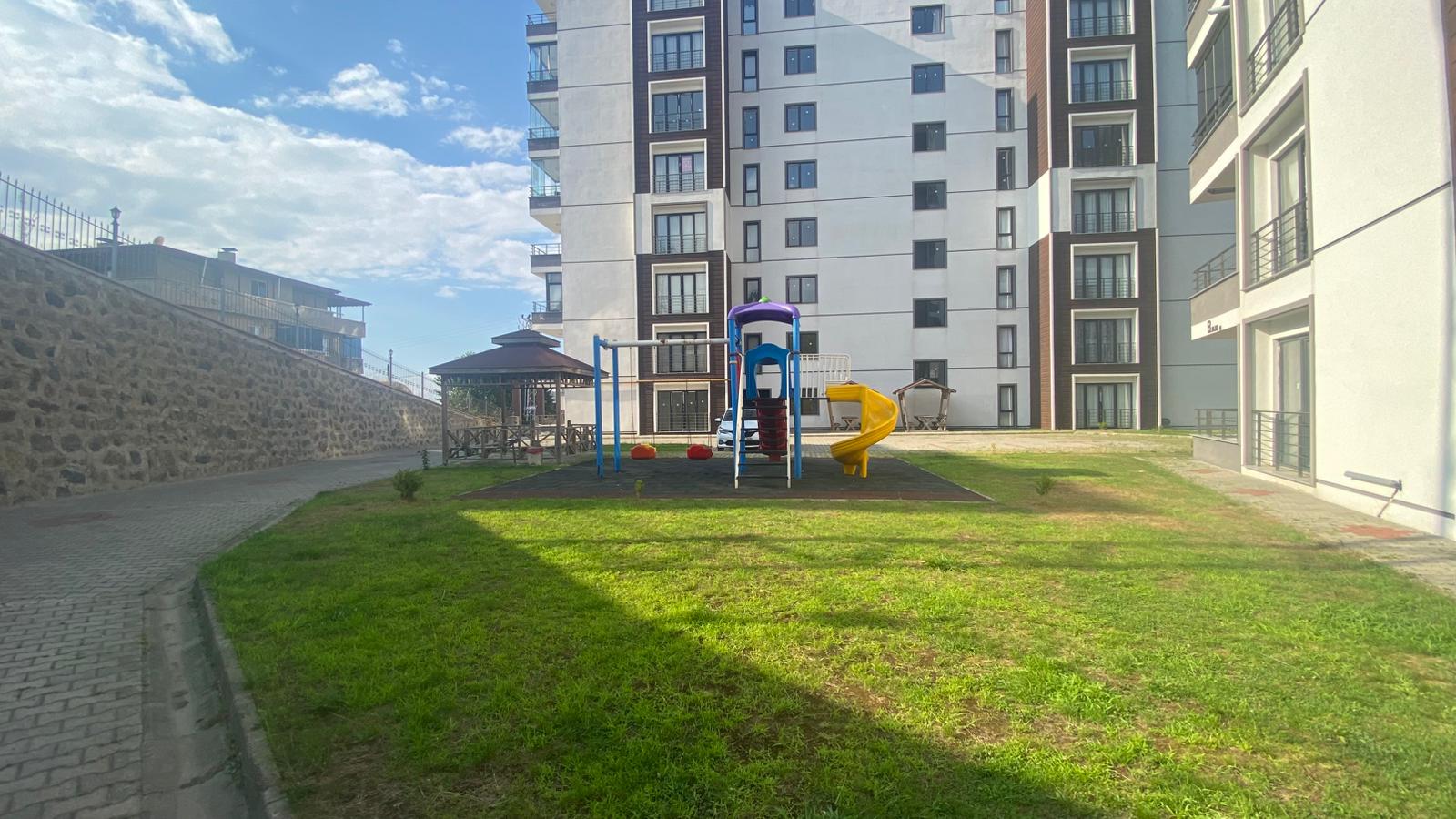 YALINCAK MAHALLESİNDE DENİZ MANZARLI 3+1 SIFIR KİRALIK DAİRE